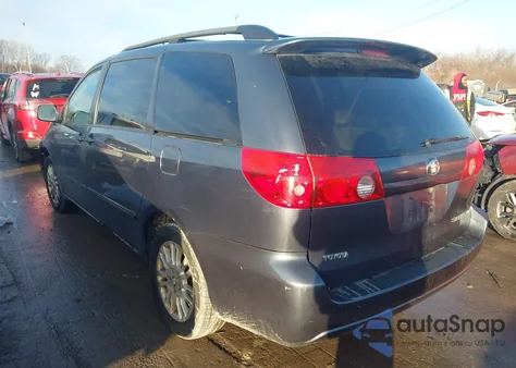 2010 Toyota Sienna Xle z USA, uszkodzony, nr VIN 5TDYK4CC2AS331817